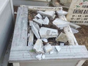 Bebek Mezarlarının Taşlarını Parçaladılar