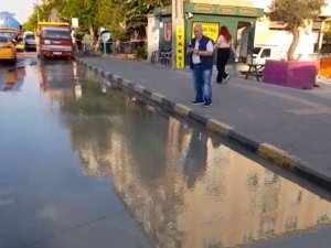 Çorlu’da Patlayan Su Borusu Yolları Göle Çevirdi