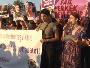 Kadınlar, Kadıköy’de Pınar Gültekin İçin Toplandı
