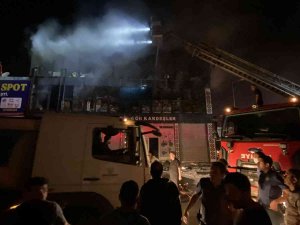 Diyarbakır’da Gıda Toptancılar Sitesinde Yangın Çıktı. Yaklaşık İki Saattir Kontrol Altına Alınmaya Çalışılan Yangında Söndürme Çalışmaları Devam Ediyor.