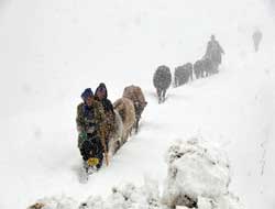 1.5 metrelik kar, 100 yaylanın yolunu kapattı