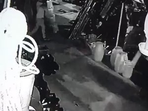 Yoldan Geçerken Fark Ettiği Merdivenleri Seçerek Çalan Şüpheli Güvenlik Kamerasında