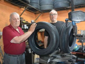 60 Yıl Önce Kurduğu Lastik Tamir Dükkanını Oğluyla Beraber İşletiyor