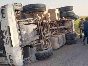 Mardin’de Buğday Yüklü Tır Devrildi: 2 Yaralı