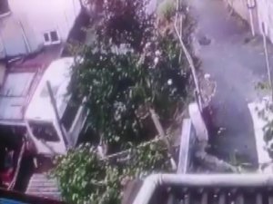 Beykoz’da Minibüs Yokuş Aşağı Kaydı, Çocuklar Saniyelerle Kurtuldu