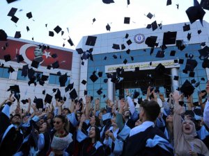 Aydın Myo’da Öğrencilerin Mezuniyet Sevinci