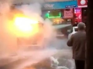 Alev Alev Yanan Hafif Ticari Araç Küle Döndü