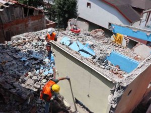 Serdar’daki Metruk Bina Yıkıldı