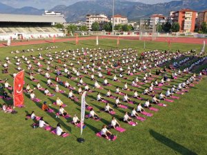 500 Kadın Birlikte Yoga Yaptı