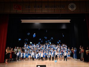 Minikler Kep Atarak Mezun Oldular