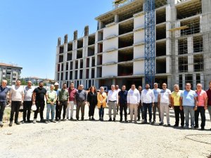Başkan Çınar, Yeni Belediye Hizmet Binası İnşaatında Çalışan İşçilerle Bir Araya Geldi