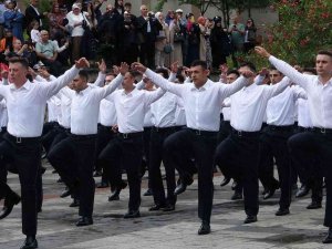 Polis Adaylarından Yemin Töreninde ‘Zeybek’ Gösterisi