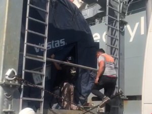İ̇hracat İçin Limanda Bekletilen Rüzgar Türbininin Kanadına Saklanan 4 Mülteci Yakalandı