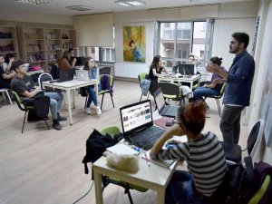 Gönüllü Eğitmenler Gençlere Bilgi Ve Birikimlerini Aktarıyor