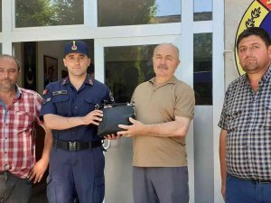 Yolda Buldukları Para Dolu Çantayı Jandarmaya Teslim Ettiler