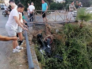 Otomobille Çarpışan Motosiklet Kanala Uçarken Çalılara Takıldı