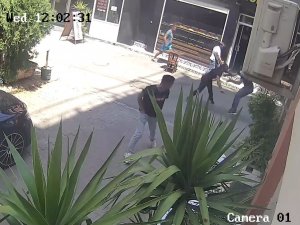 Önce Bıçakladı, Sonra Yardımına Koşup Yarasına Tampon Yaptı