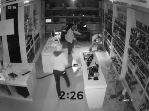 Ümraniye’de Teknoloji Mağazasında 3 Dakikada 3 Milyonluk Soygun Kamerada