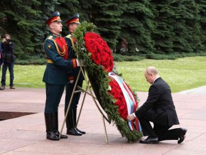 Putin, Meçhul Asker Anıtı’na Çelenk Bıraktı