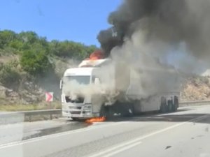 Bursa’da Cam Yüklü Tır Alev Alev Yandı