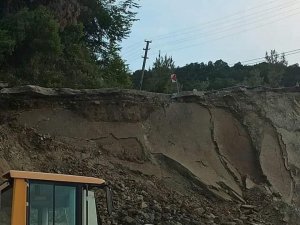 Kastamonu’da Heyelan 7 Köyü Birbirine Bağlayan Grup Yolunu Kapattı