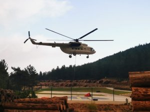 Yangın Söndürme Helikopterinin Alevlerle Mücadelesi Böyle Görüntülendi