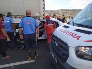 Tag Otoyolunda Feci Kaza, Otomobil Tırın Altına Girdi: 1 Ölü, 6 Yaralı