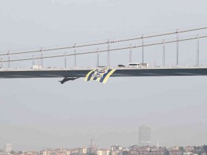 Köprülere Fenerbahçe Bayrakları Asıldı