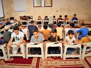 Suriye’deki Öğrencilere Kur’an-ı Kerim Hediye Edildi
