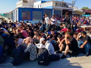 İ̇zmir Açıklarında 124 Düzensiz Göçmen İle 4 Organizatör Yakalandı