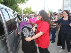 Cezaevinden Tahliye Edilen Fatma Koç Evinin Önünde Alkışlarla Ve Çiçekle Karşılandı
