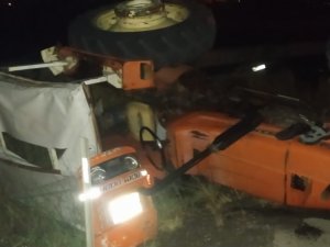 Hafif Ticari Araç İle Traktör Çarpıştı: 4 Yaralı