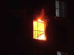 Kırıkkale’de Korkutan Yangın: Mahsur Kalan Vatandaş Camdan Atladı