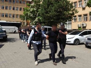 Eroini "Erol Abi’, Metamfetamini ‘Metin Abi’ Şifresiyle Pazarlayan 4 Torbacı Tutuklandı