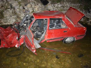 Otomobil Dereye Uçtu: 1 Yaralı