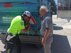 Traktör Sürücüleri Römorklarına Reflektör Taktı