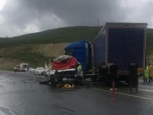 Erzurum’da Kamyonet Tırla Çarpıştı: 2 Ölü
