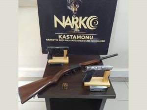 Uyuşturucu Operasyonunda Ruhsatsız Silahlarla Yakalandı
