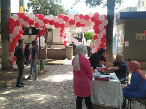 "Kan Bağışı Festivali"ne Yoğun İlgi: Öğrenciler Birbirleriyle Yarıştı