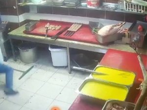 Restoran Çalışanları Mutfak Malzemeleri İle Birbirine Saldırdı
