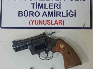 Kütahya’da Bir Araçta Ruhsatsız Tabanca Ele Geçirildi