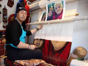 Ressamlara Taş Çıkartan Tabloları Çizerek Değil İlmek Atarak İşliyor