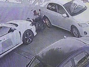 Çanta Alışverişi İçin Yol Ortasında Yan Yana Duran İki Sürücü Kazaya Davetiye Çıkardı