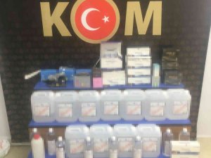 Baskın Yapılan Evde Alkol Ve Kaçak Cinsel İçerikli Ürün Ele Geçirildi