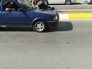 Sultanbeyli’de Genç Kız Ortalığı Birbirine Kattı: Esnafa Saldırdı, Araçların Üstüne Çıktı, Karakolu Birbirine Kattı
