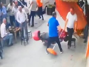 İ̇ki Gün Önce Aldığı Motosikletin Gaz İle Frenini Karıştırınca Çay Ocağına Daldı