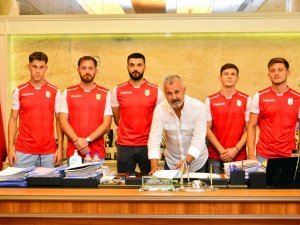 Manavgat Belediyespor’da 14 İmza Birden Atıldı