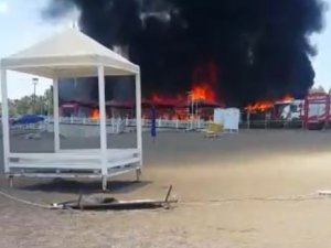 Lara Bölgesindeki Plaj İşletmesinin Alev Topuna Döndüğü Anlar Kameralara Yansıdı