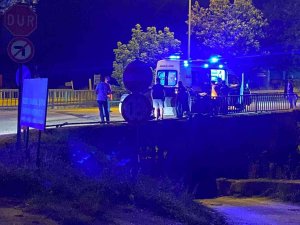 Bursa’da Alkollü Sürücü Demir Korkuluklara Çarptı: 1 Ölü, 1 Yaralı