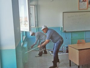 Yaz Tatilini Fırsat Bilip Okullarını Boyadılar